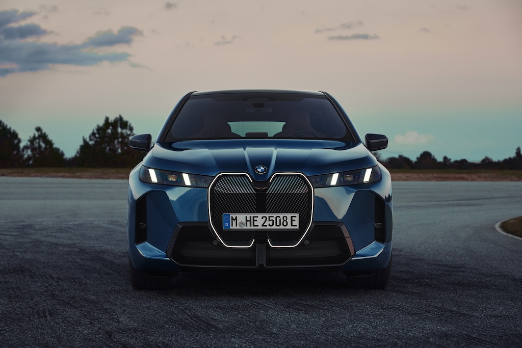BMW iX xDrive60 i farven Arctic Race Blue.
(Foto: BMW AG)